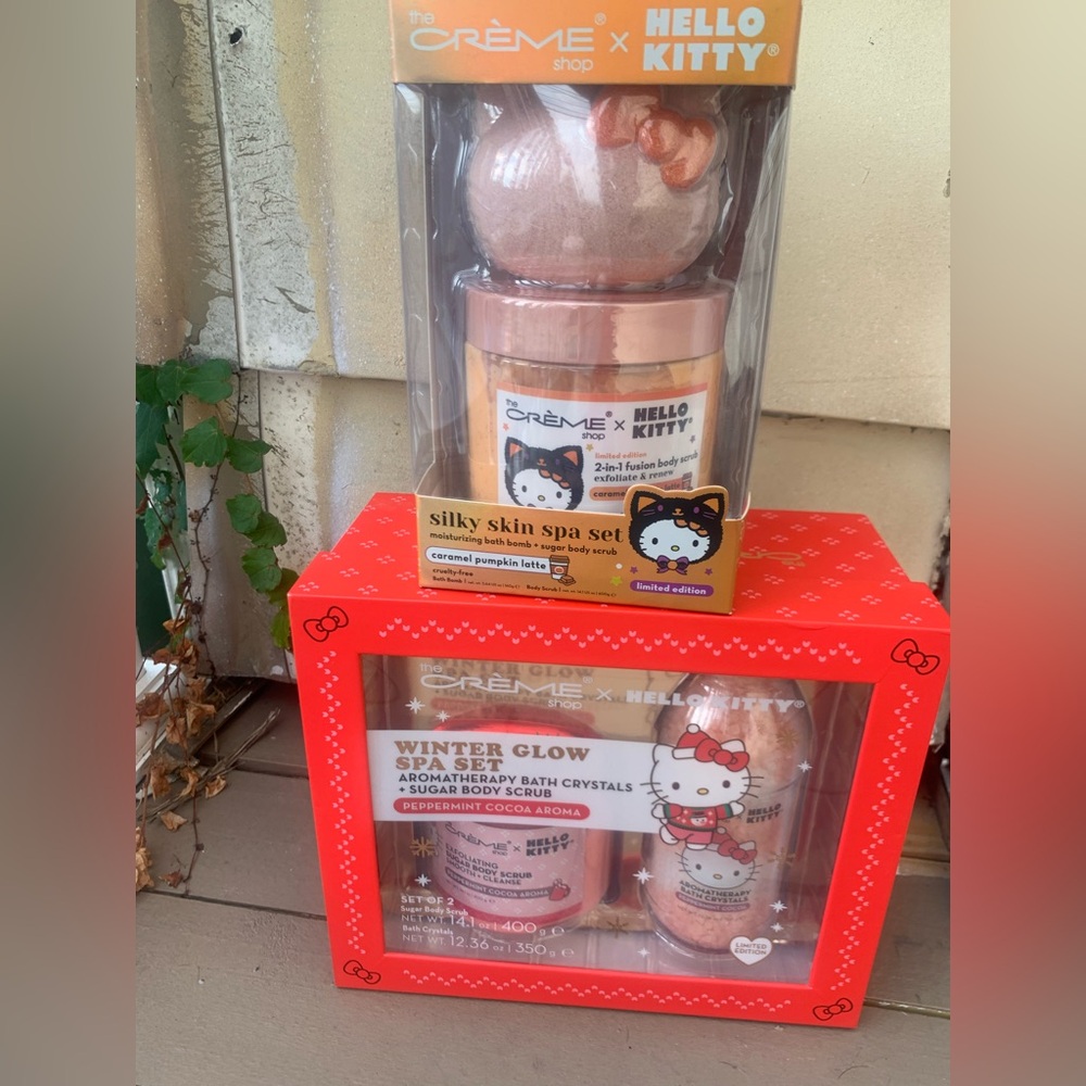 The crème Shop X Hello Kitty  Skin Spa Set - bundle